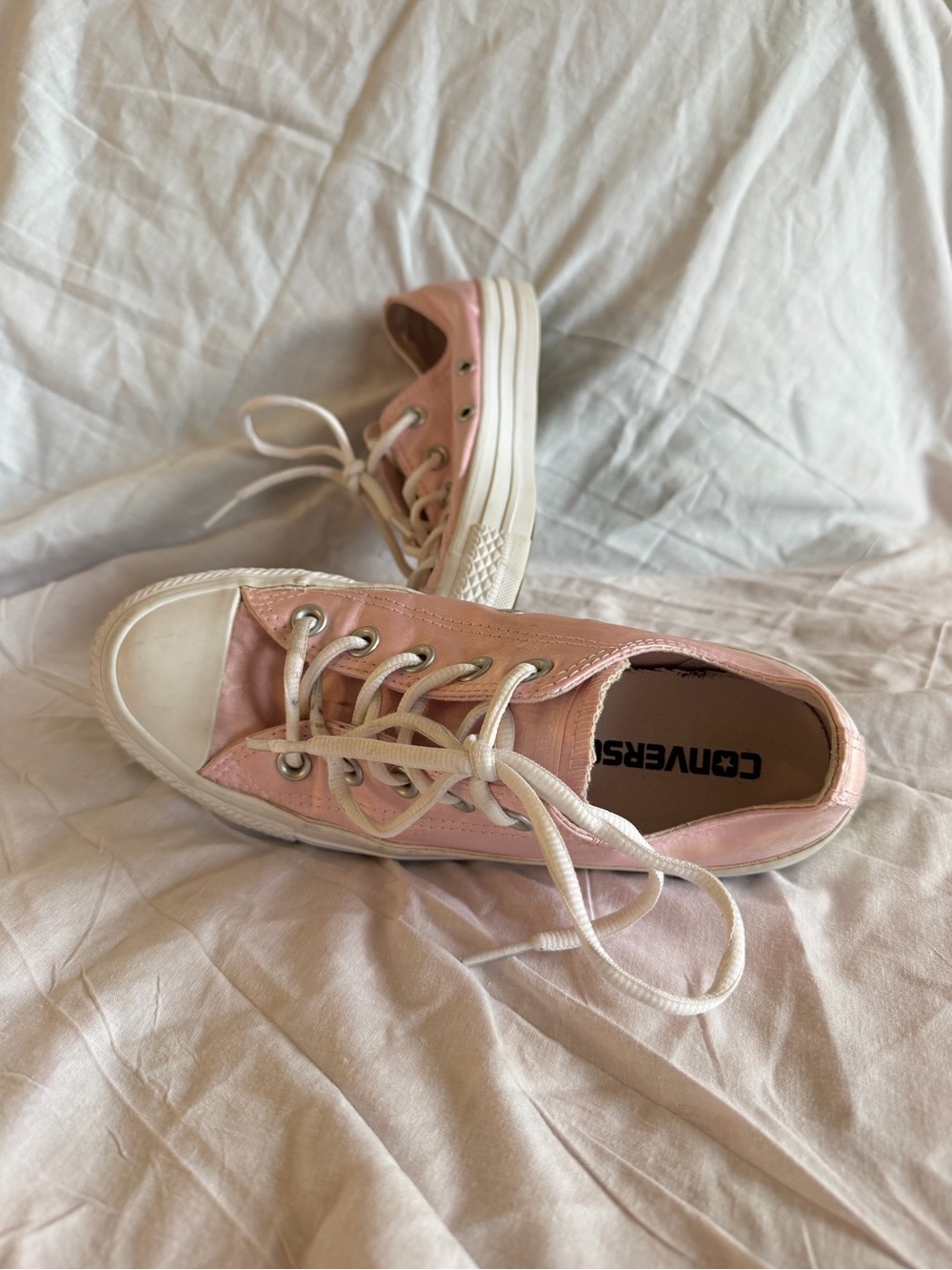 Converse Low Top baby pink satin Sneakers, in excellent condition!Women’s size 6 - Picture 3 of 4